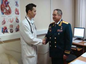Герой России генерал-лейтенант В.И. Болысов благодарит лечащего доктора